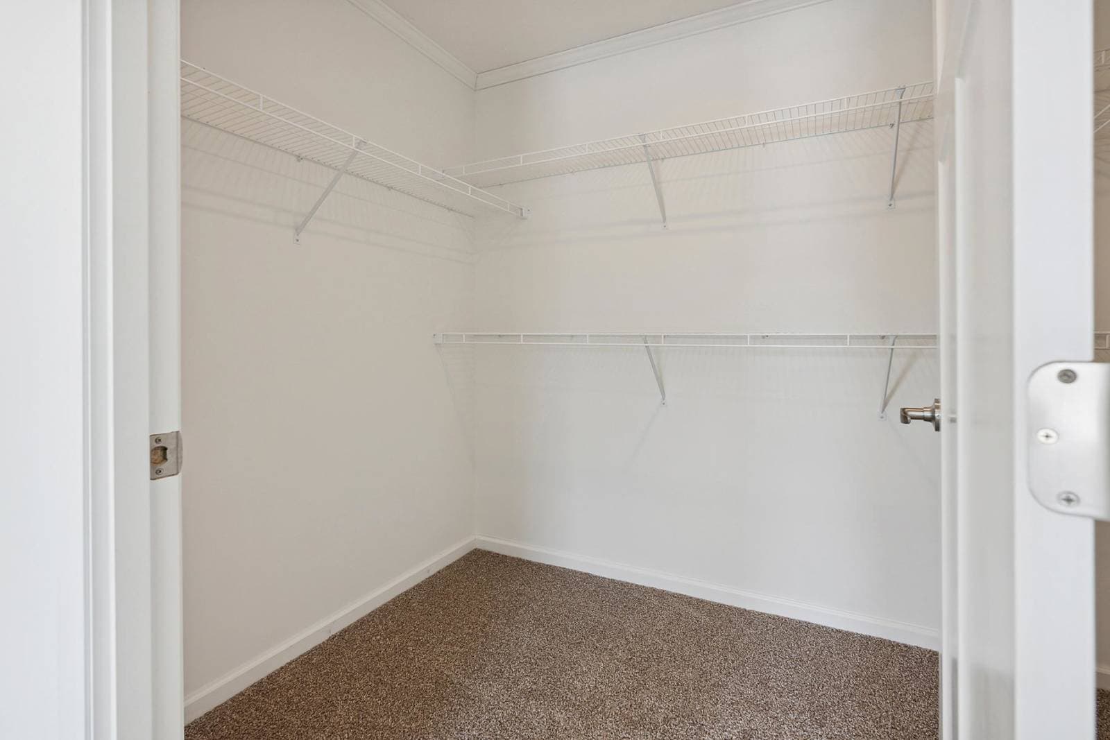 N682 interior home features