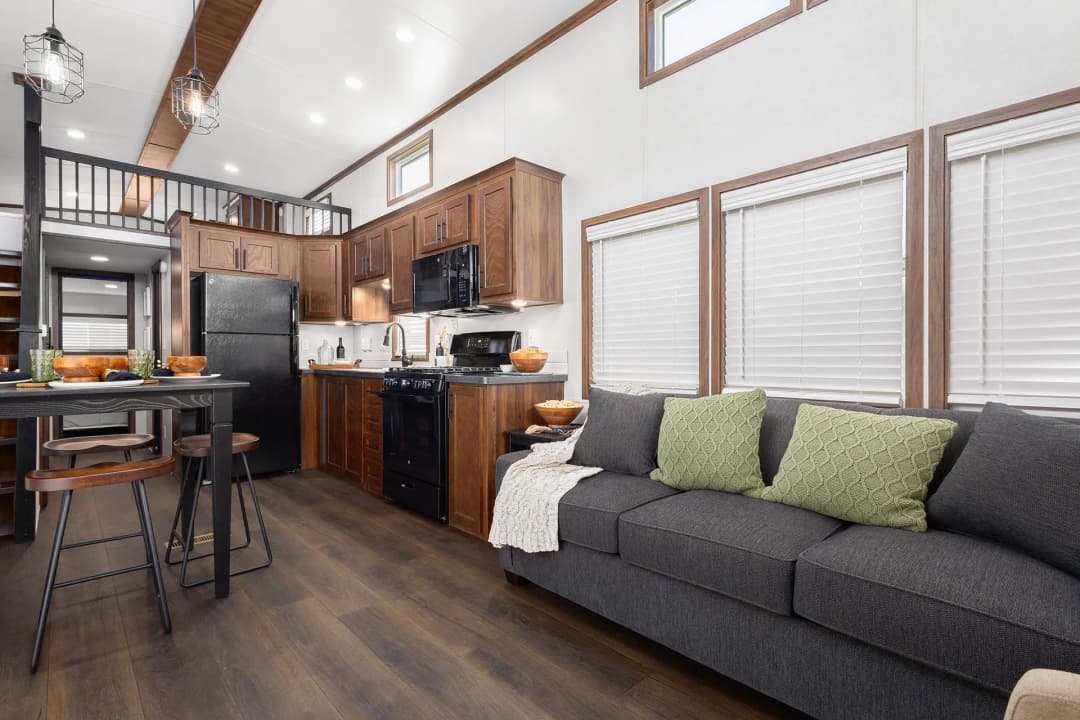 Lakeside 8113 interior home features