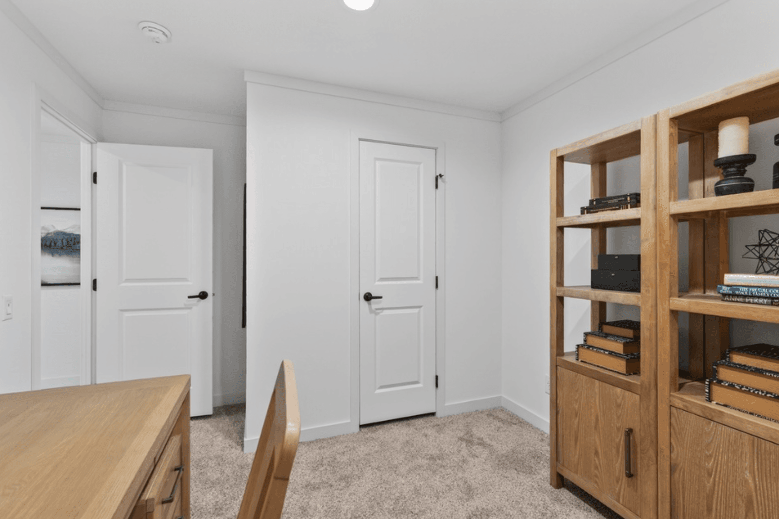 Aura 28644n bedroom home features