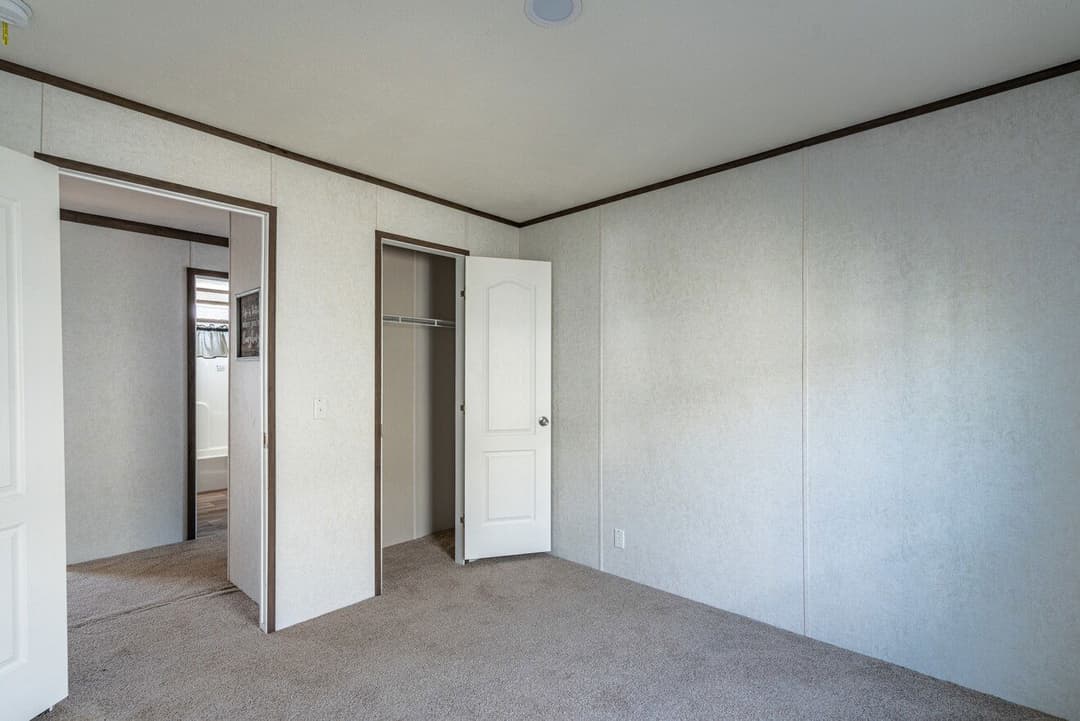 Entertainer 28764e bedroom home features