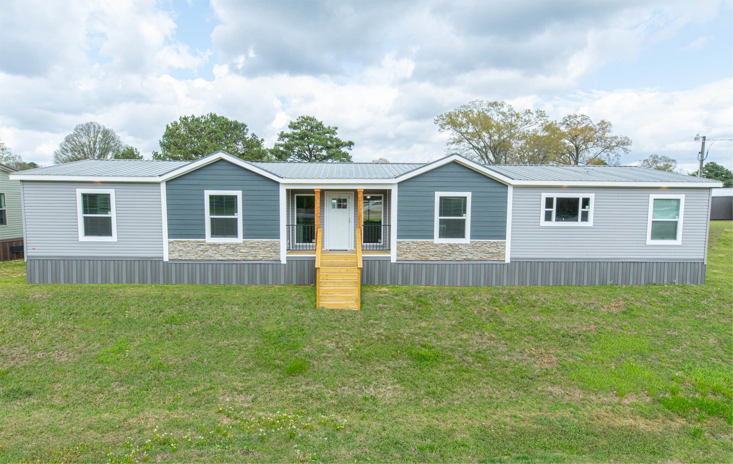 Lynn hero, elevation, and exterior home features