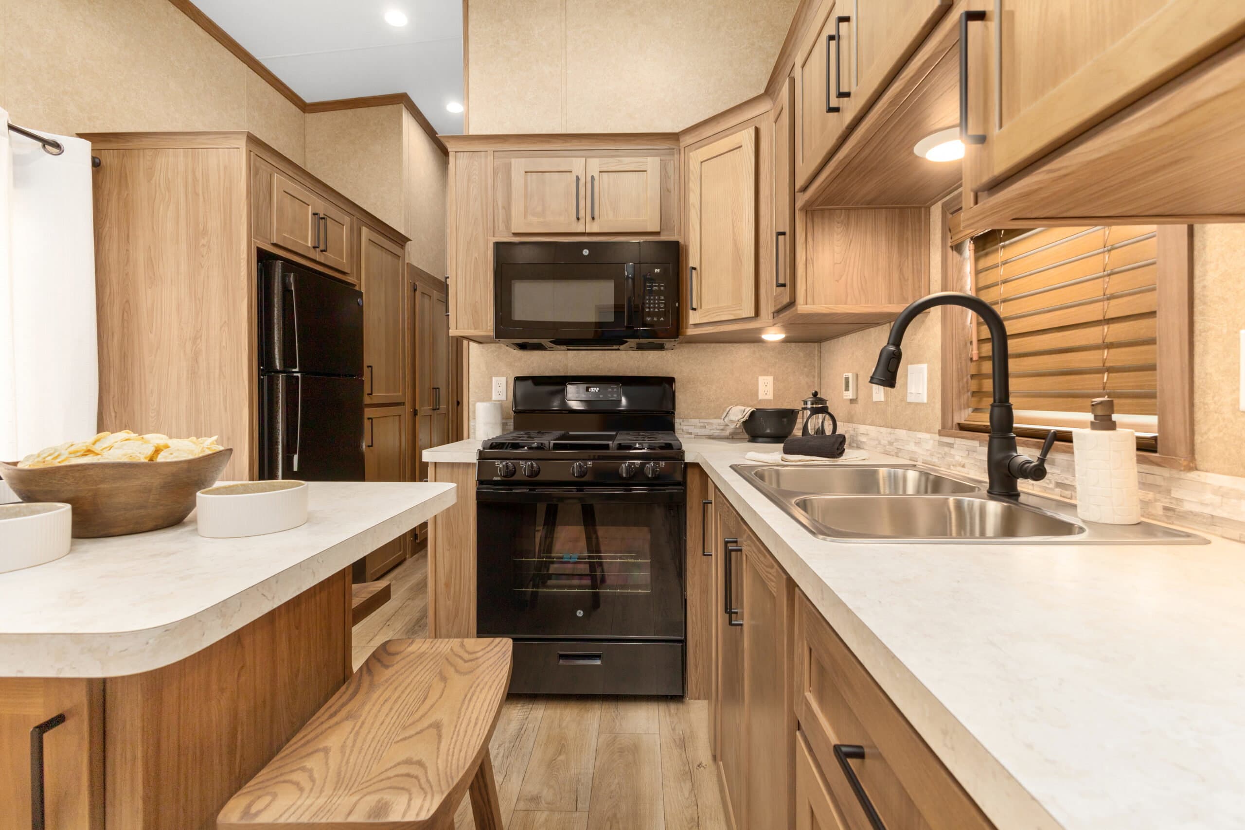 Lakeside 8180 kitchen home features