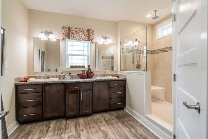 Oakmont 42623a bathroom home features