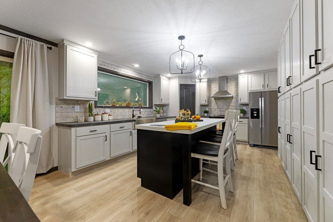 Houghton 24036 kitchen home features