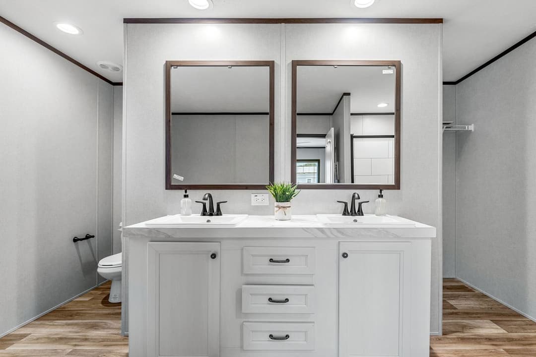The anniversary 2.1 bathroom home features