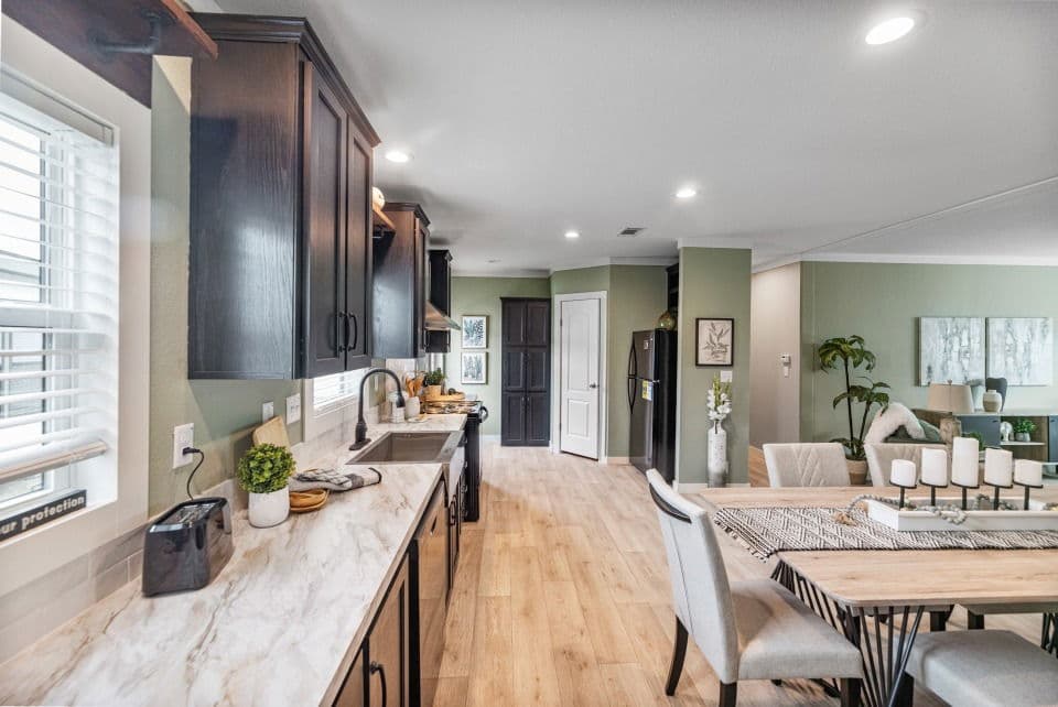 Heartland 30524h kitchen home features