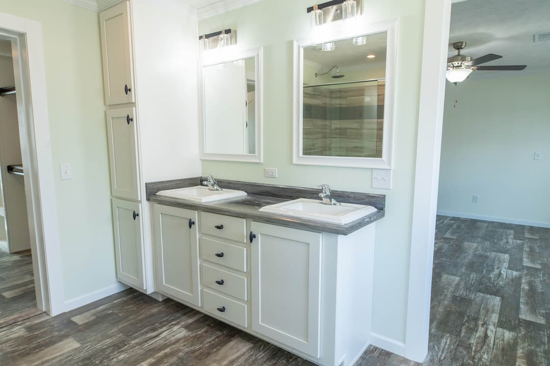 Lynn bathroom home features