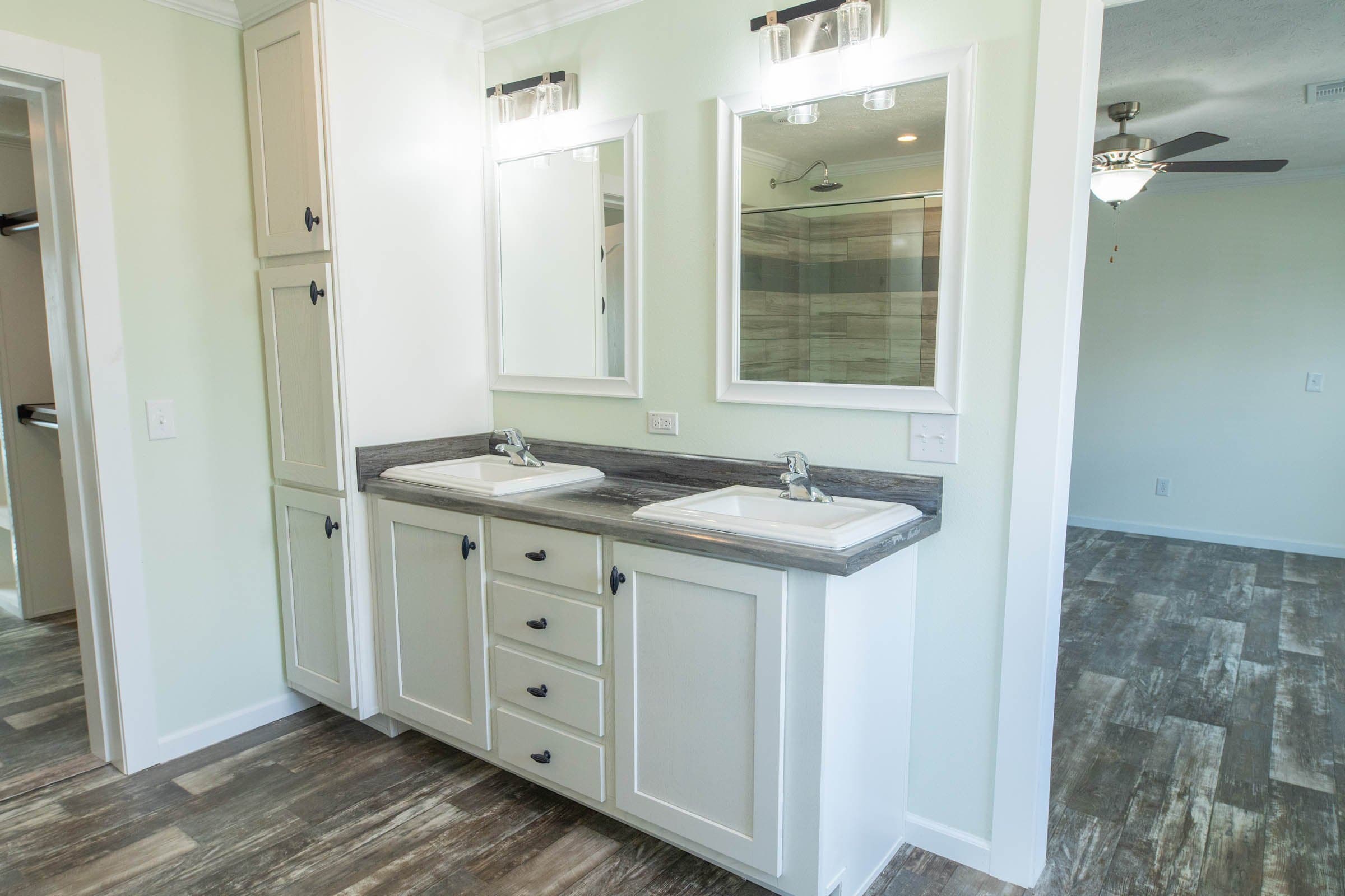 Lynn bathroom home features