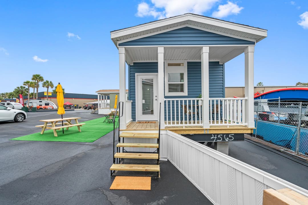 Daisy elevation and exterior home features