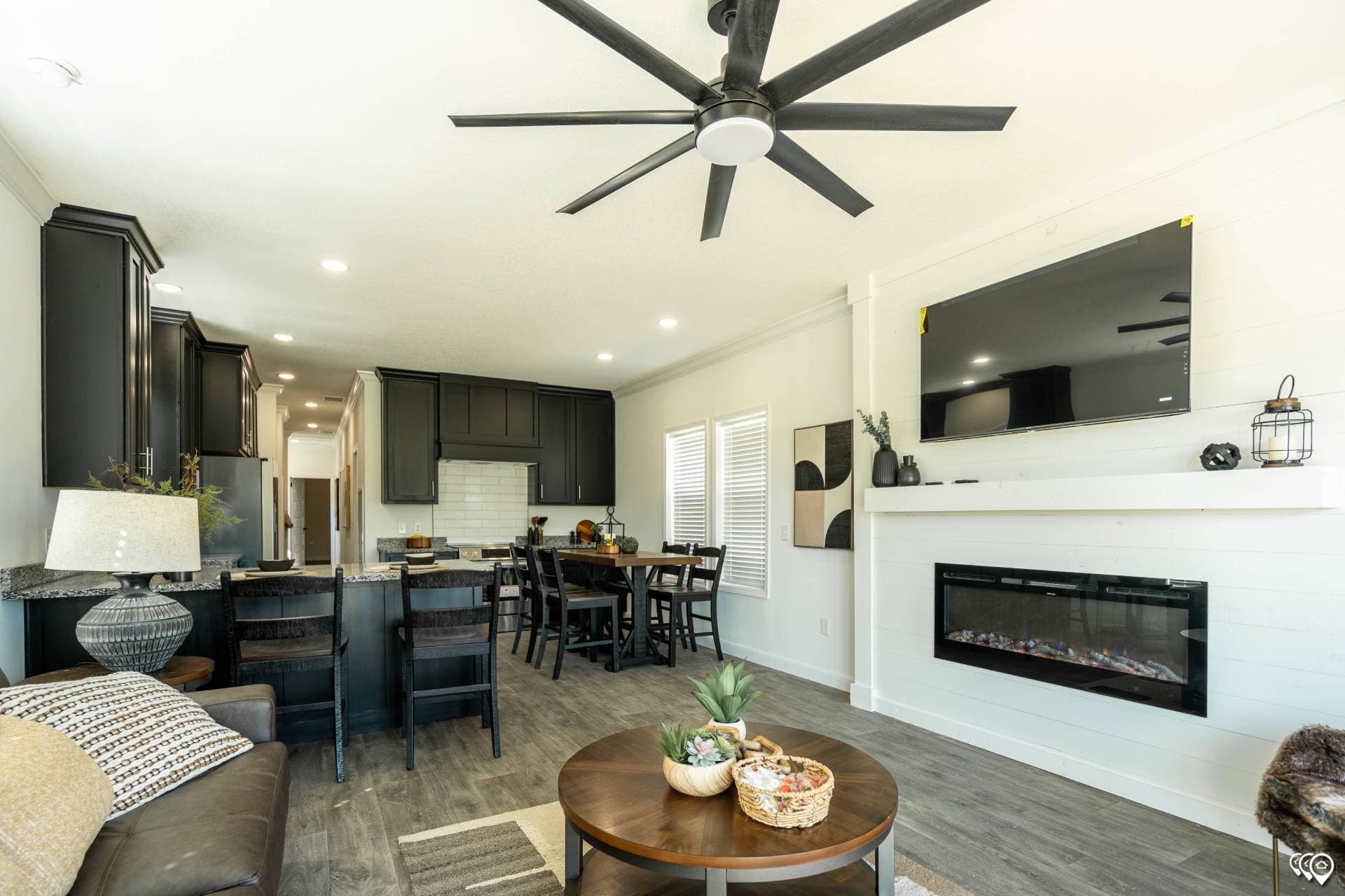 Pri1680-1031 interior home features