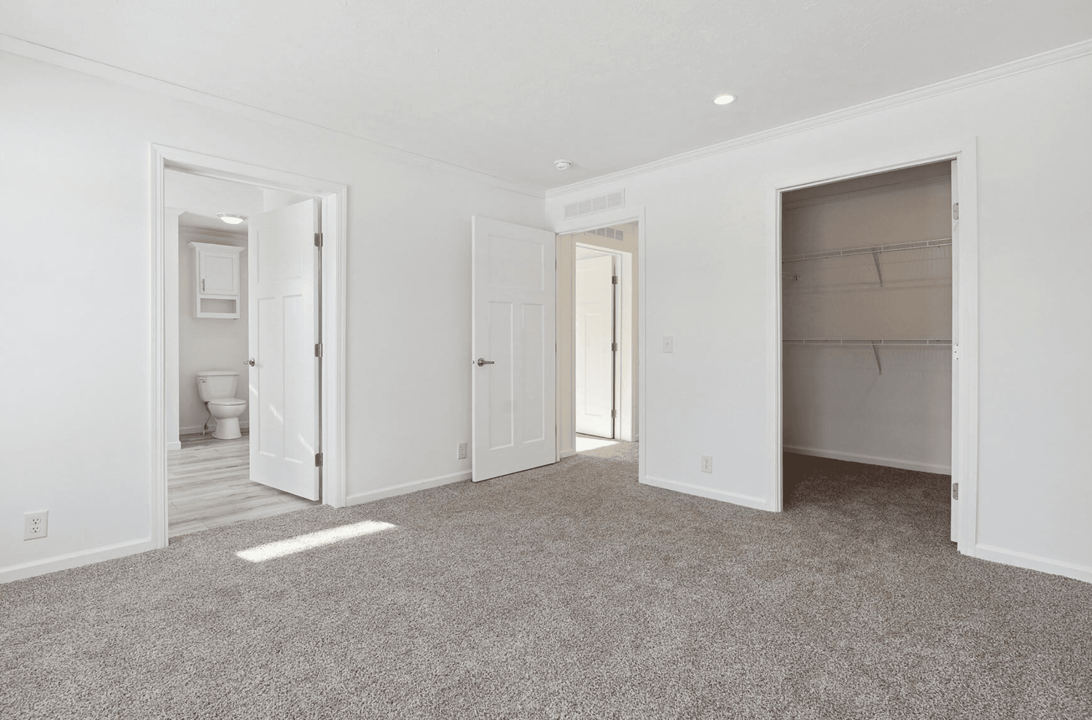 N682 bedroom home features