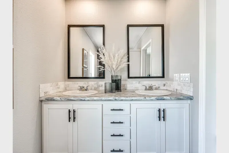 Genesis 9302 bathroom home features