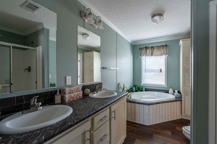 Bannister 28523c bathroom home features