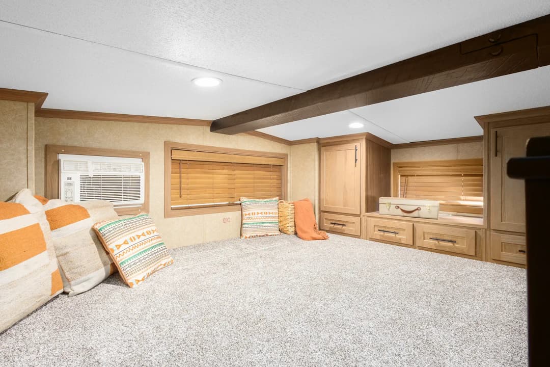 Island 5065 interior home features