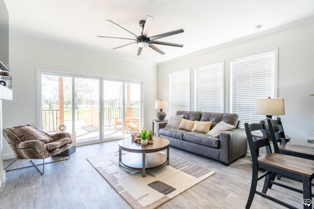 Pri1680-1031 interior home features