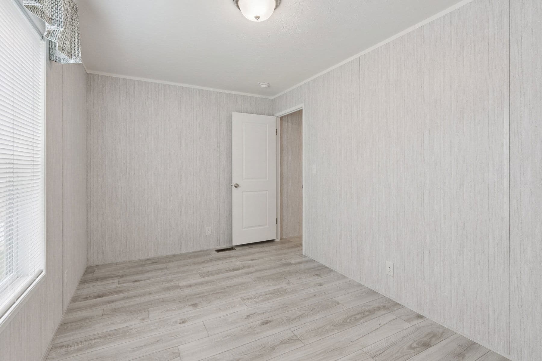 Achiever 6902 bedroom home features