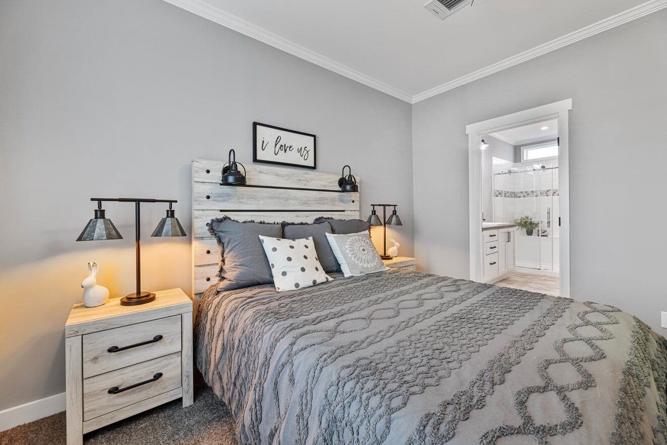 Cottage farmhouse 28522j bedroom home features