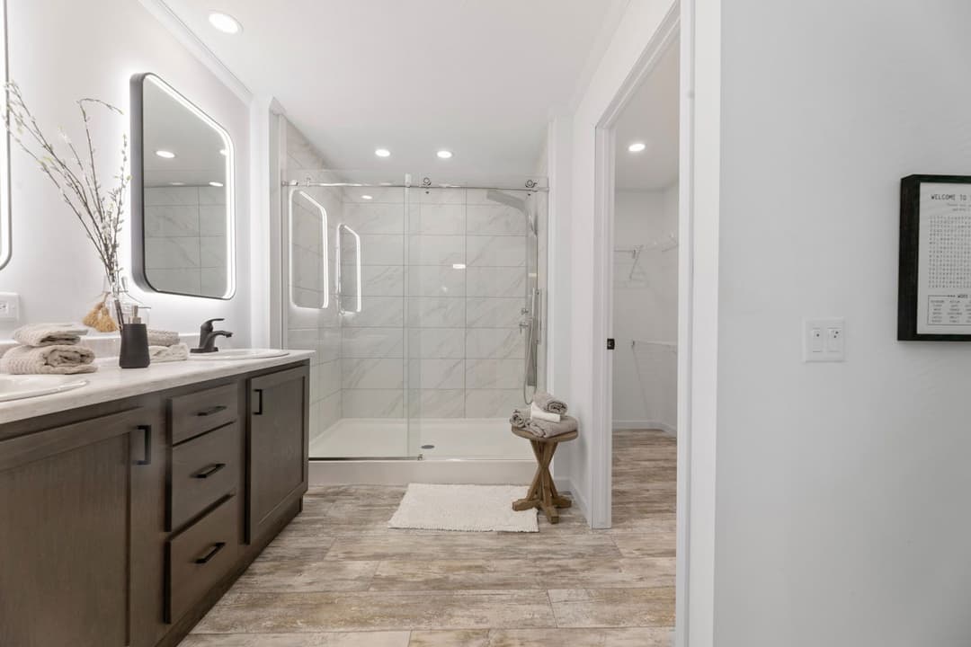 Ives 24033 bathroom home features