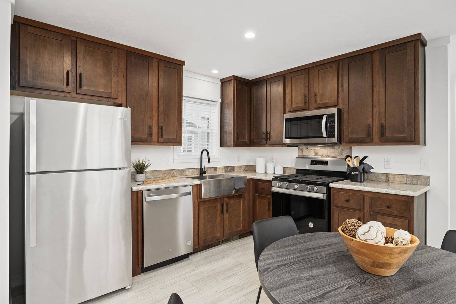 Endeavor max kitchen home features