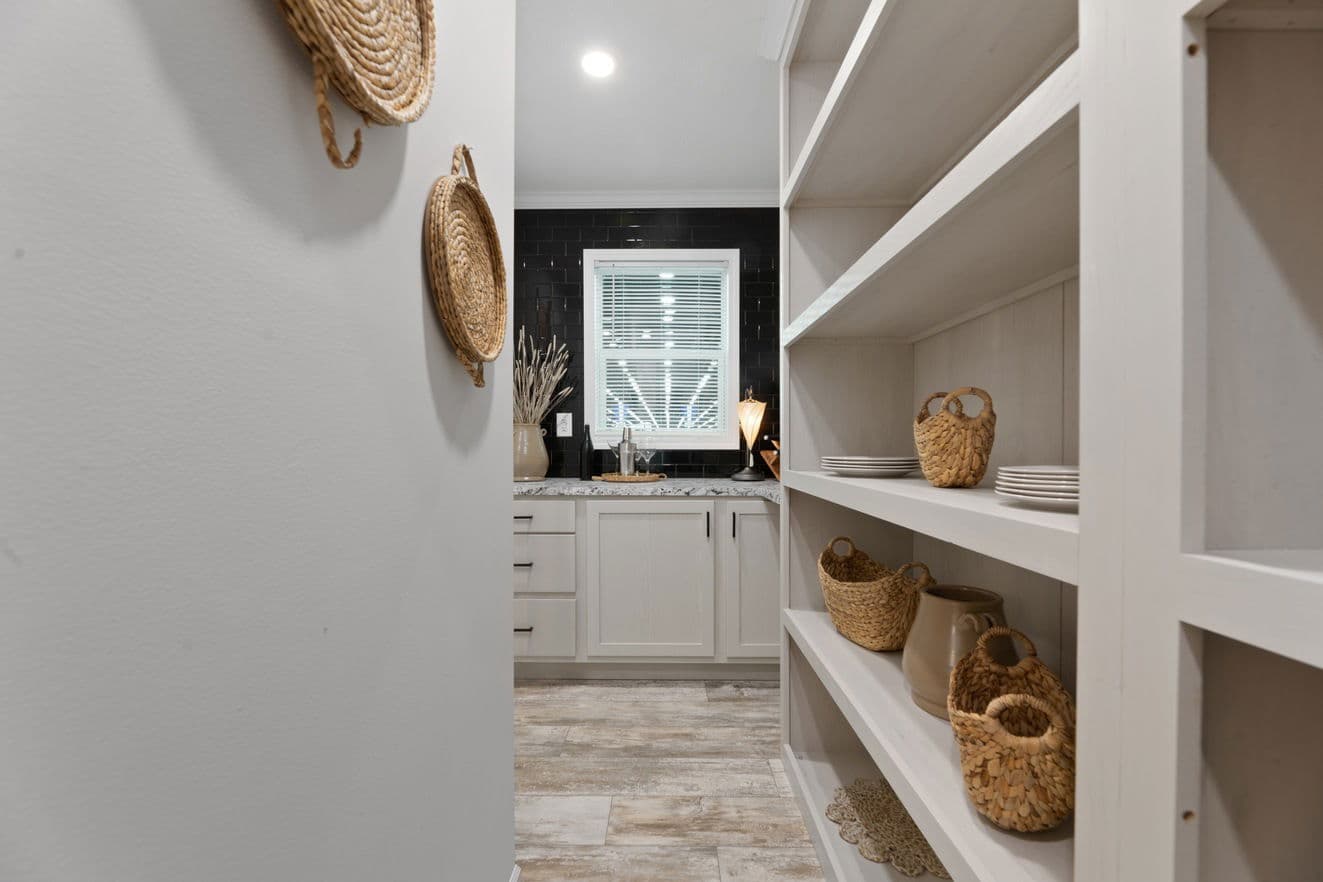 Ives 24033 interior home features