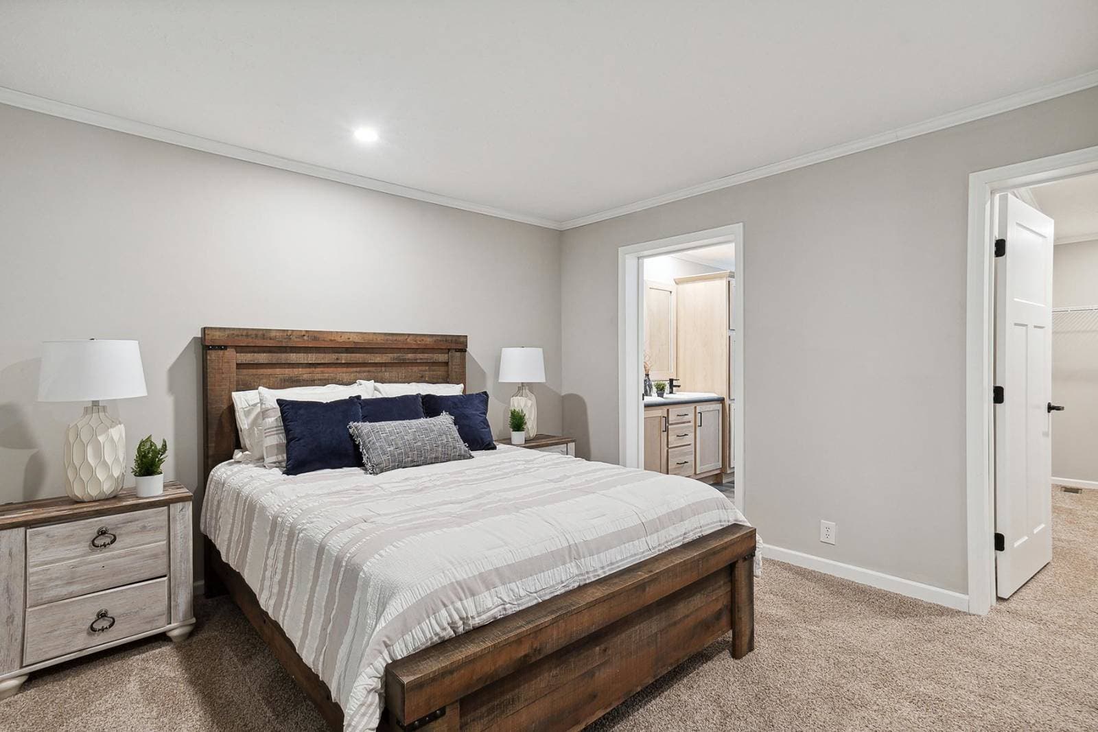 N620 bedroom home features