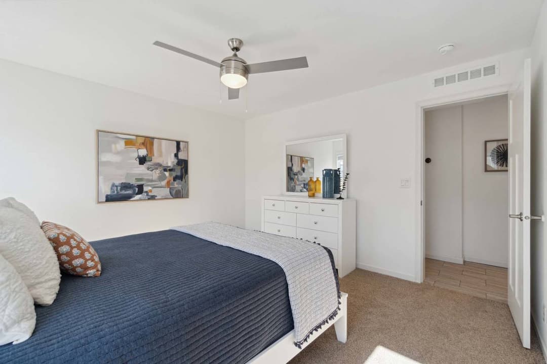 Aurora-e bedroom home features