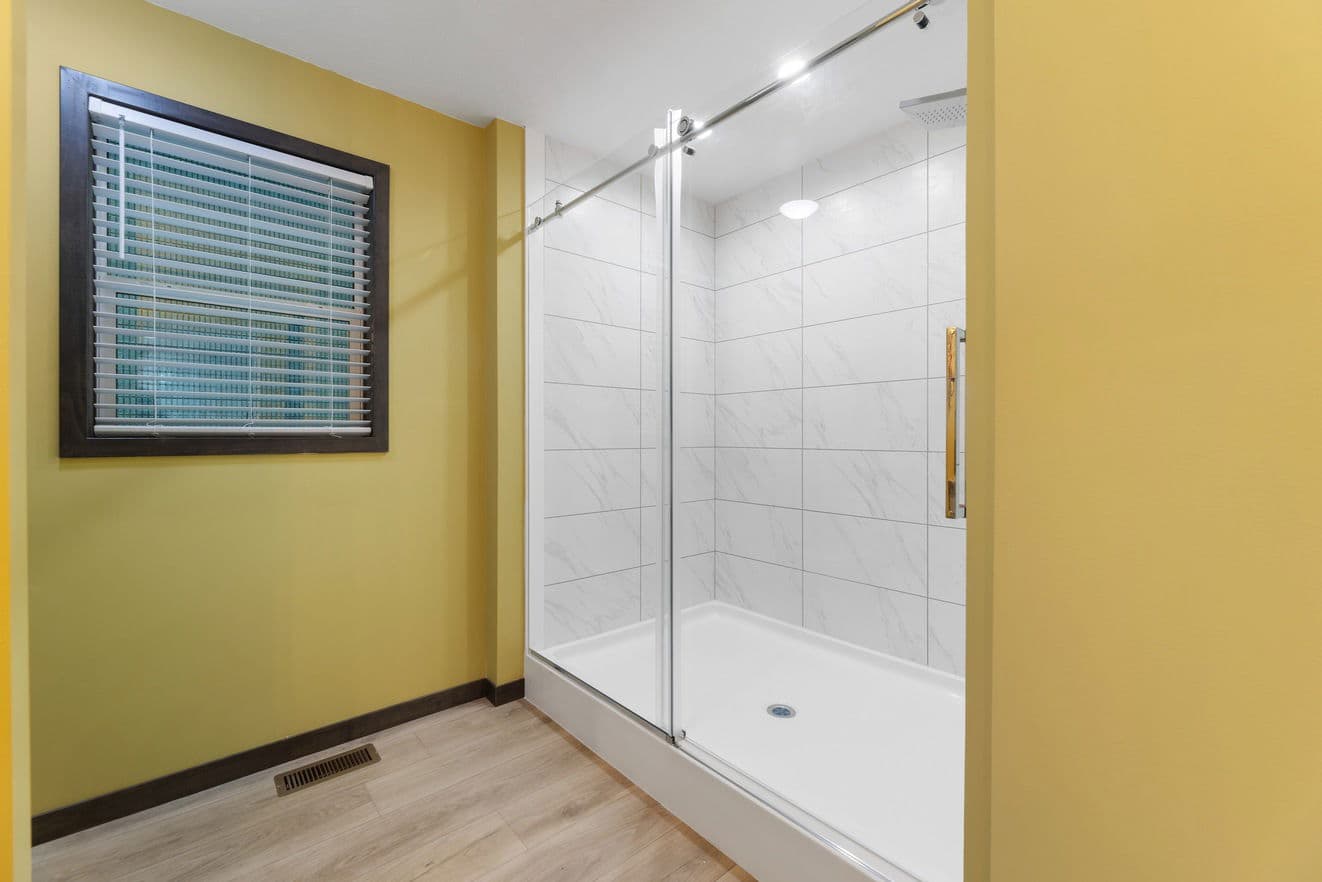 Houghton 24036 bathroom home features