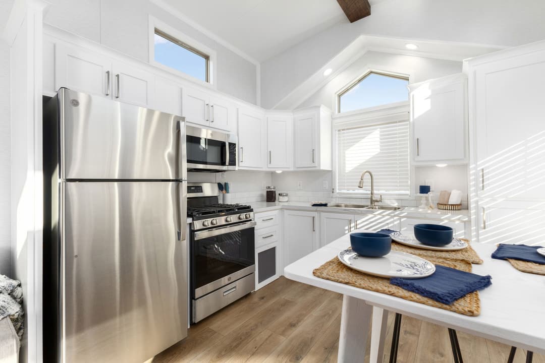 Lakeside 8155 kitchen home features