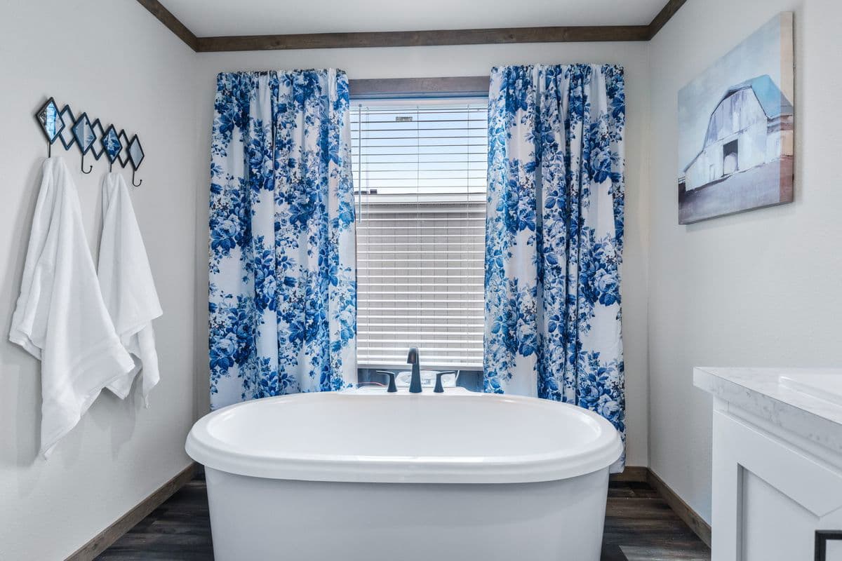 Lizzie elite bathroom home features
