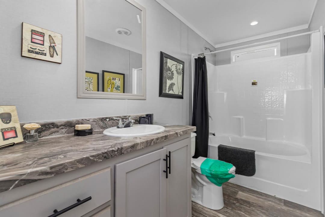 Poydras 3 bedroom bathroom home features