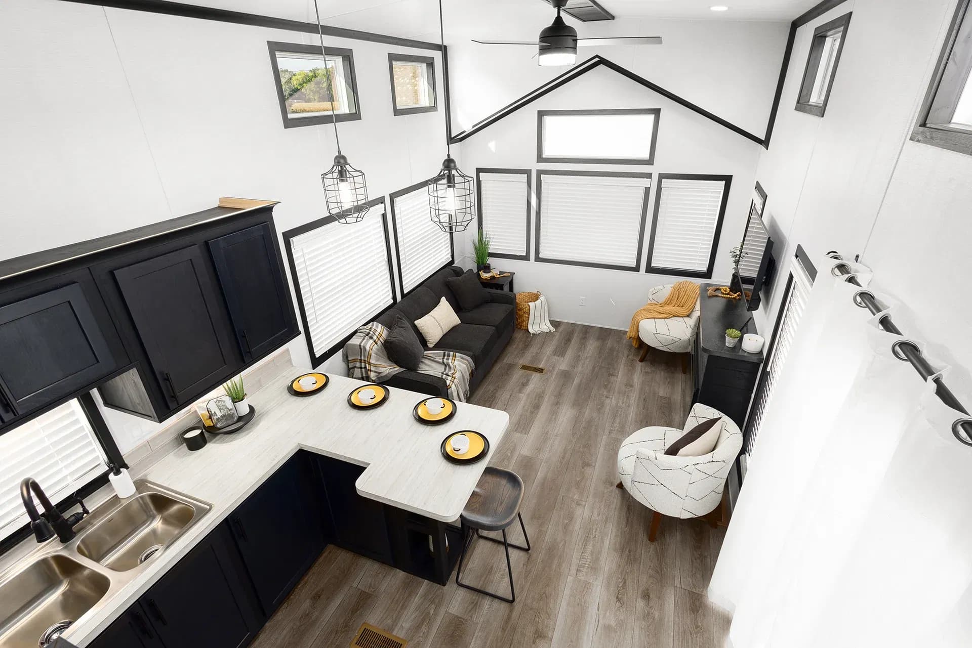 Lakeside 8104bk interior home features