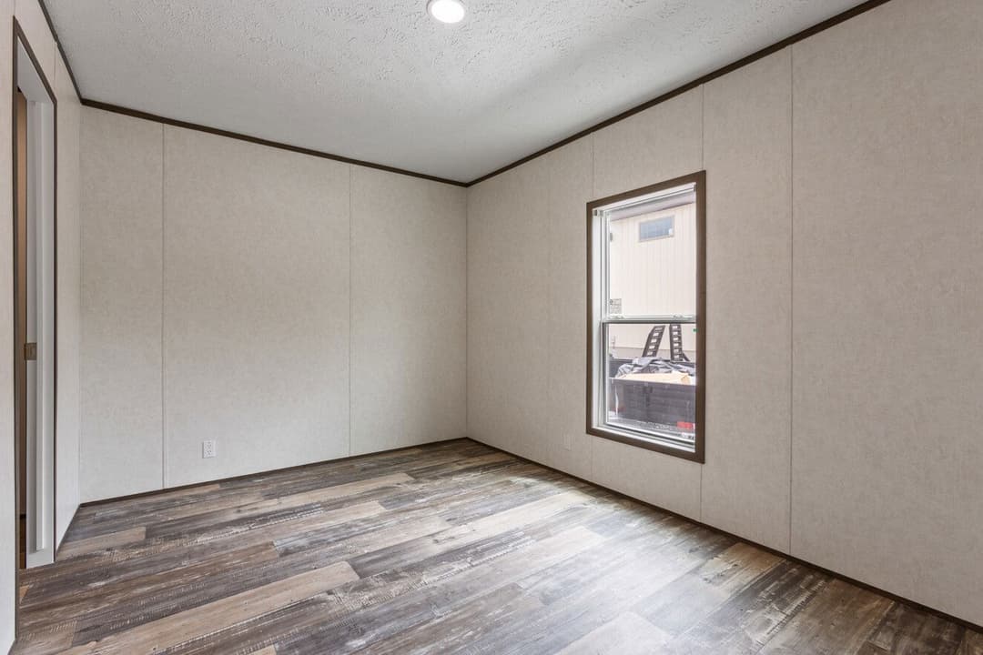 Express 28443w bedroom home features