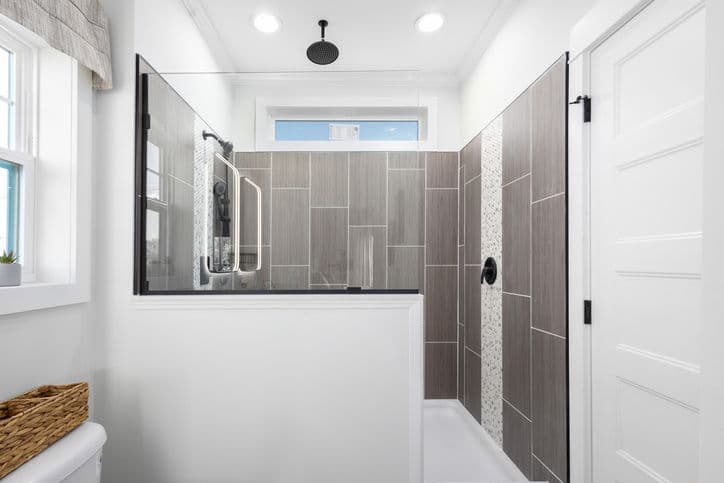 Meadowbrook 32361a bathroom home features