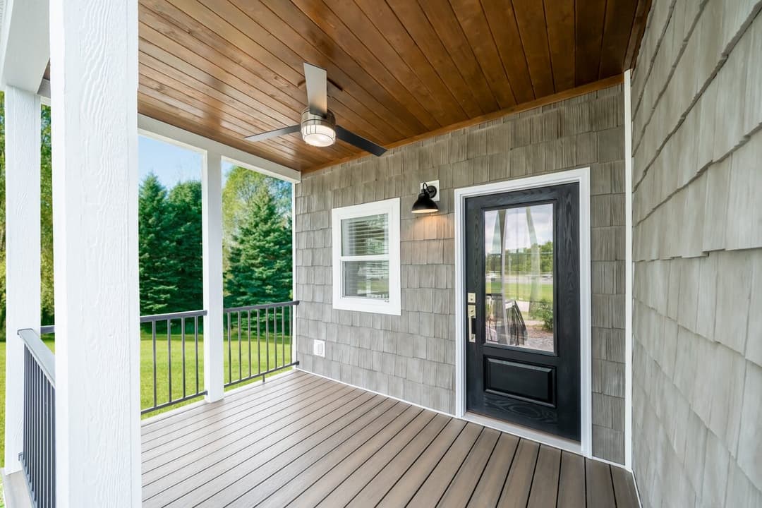 The chariot 24442a exterior home features