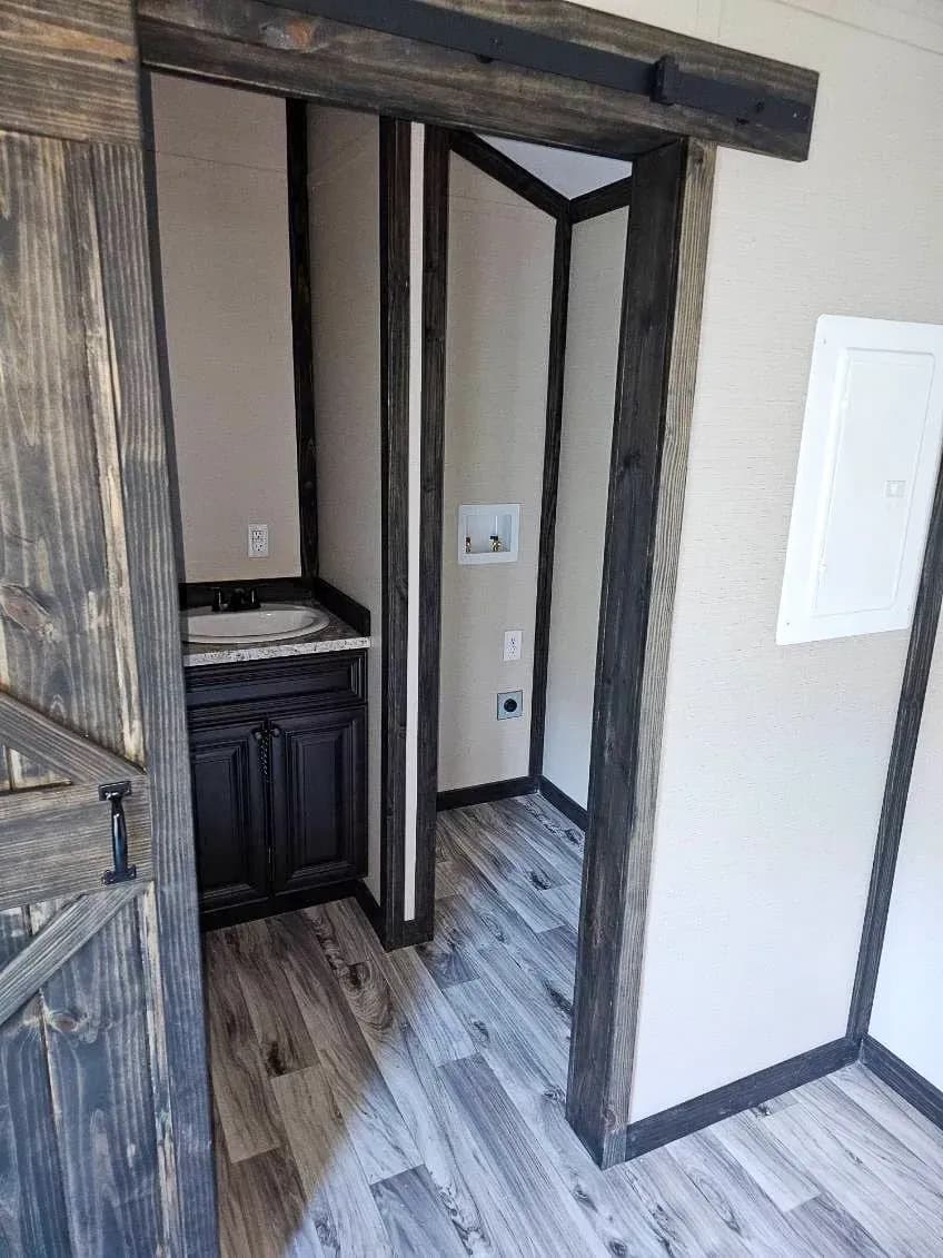 Rustic ridge | 4b 108 interior and bathroom home features