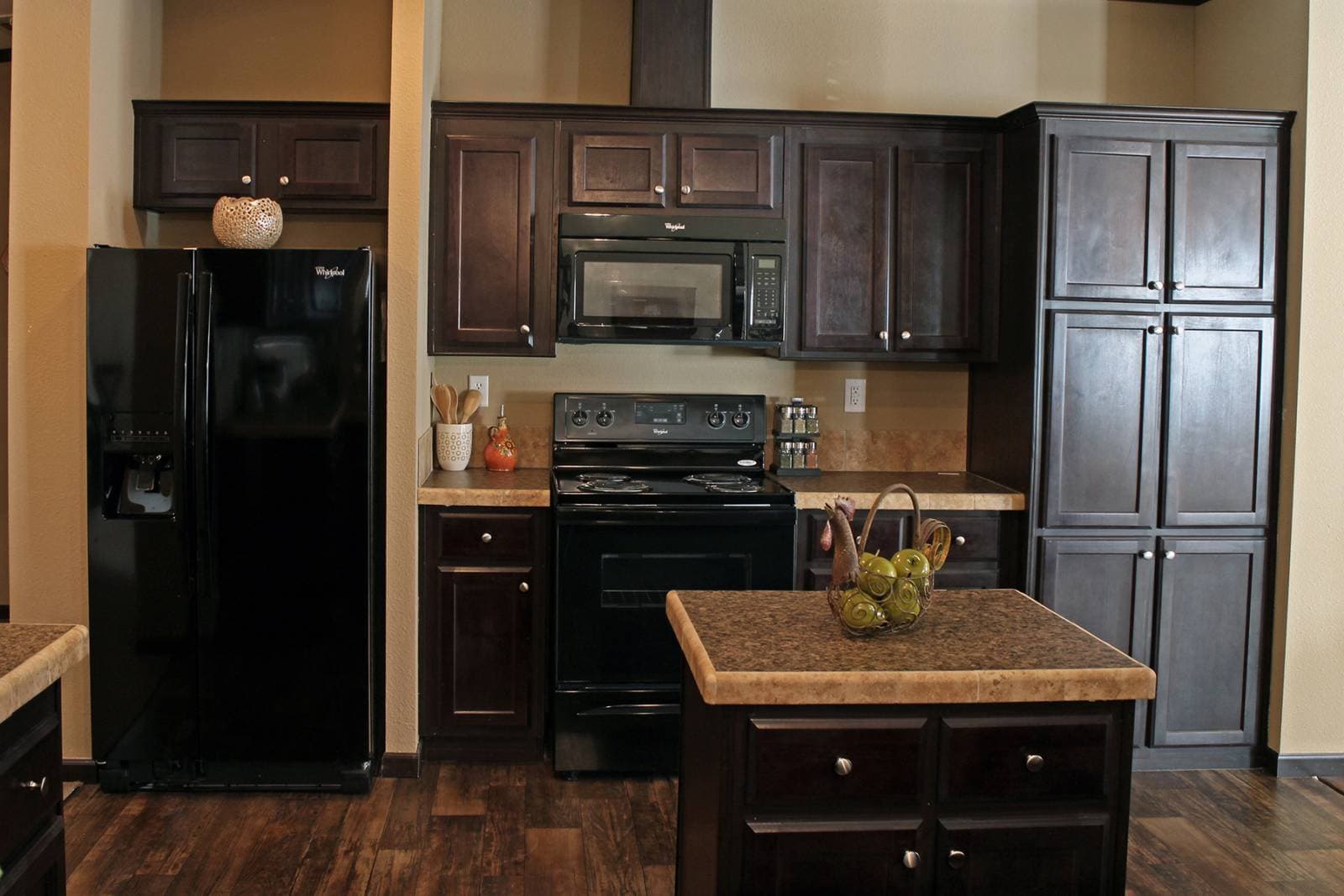 Augusta kitchen home features