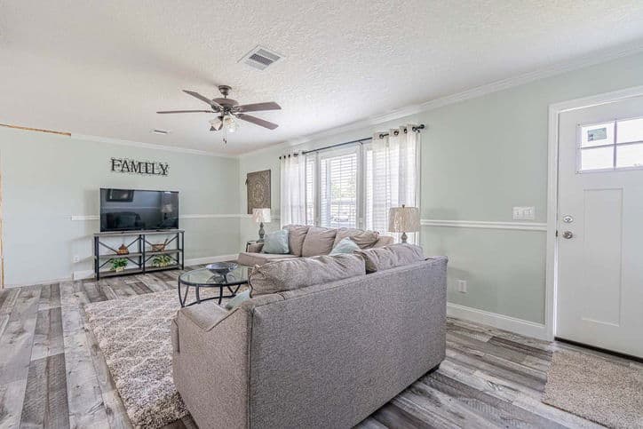 Camron 28563f interior home features