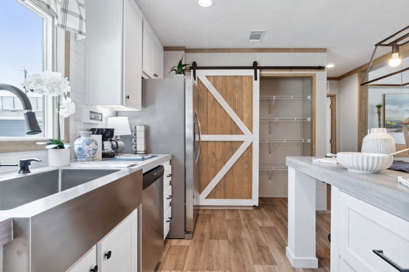 Breeze farmhouse 72 kitchen home features