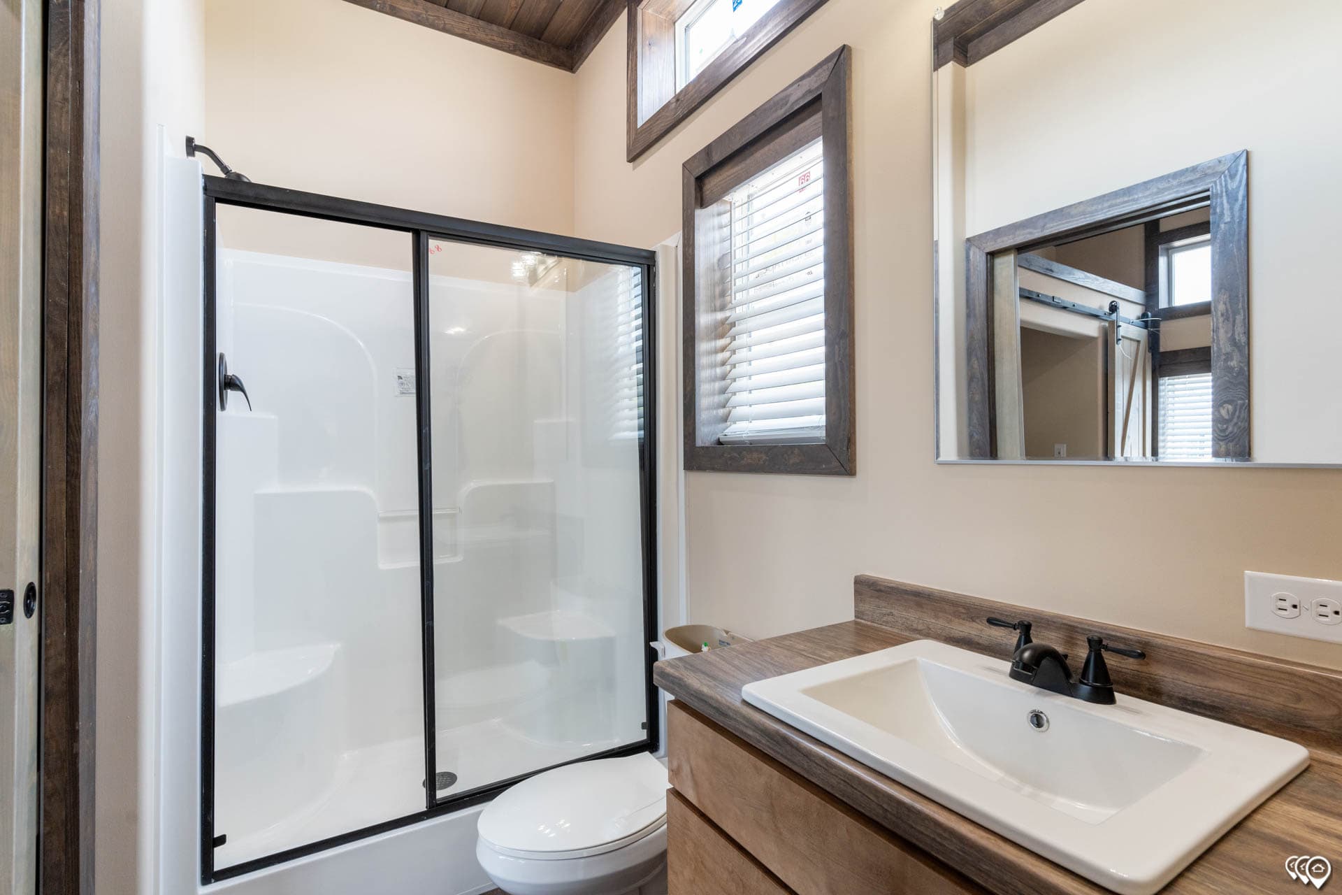 Cozy cabin 1 bathroom home features