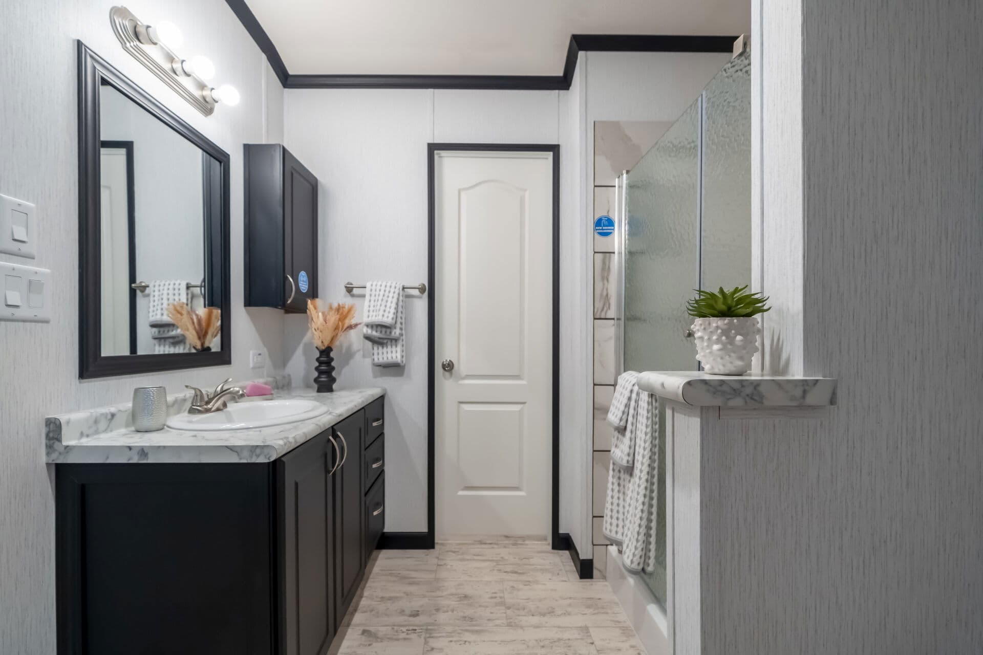 Classic c-1680-32m bathroom home features