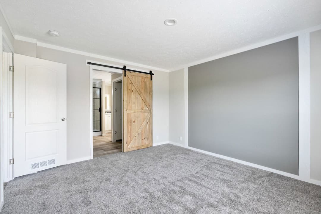 Champ 28563t bedroom home features