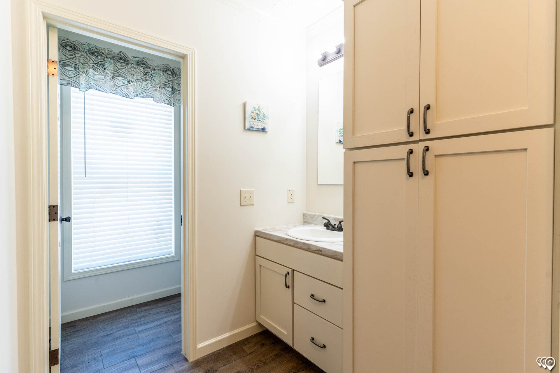 Aimon b bathroom home features