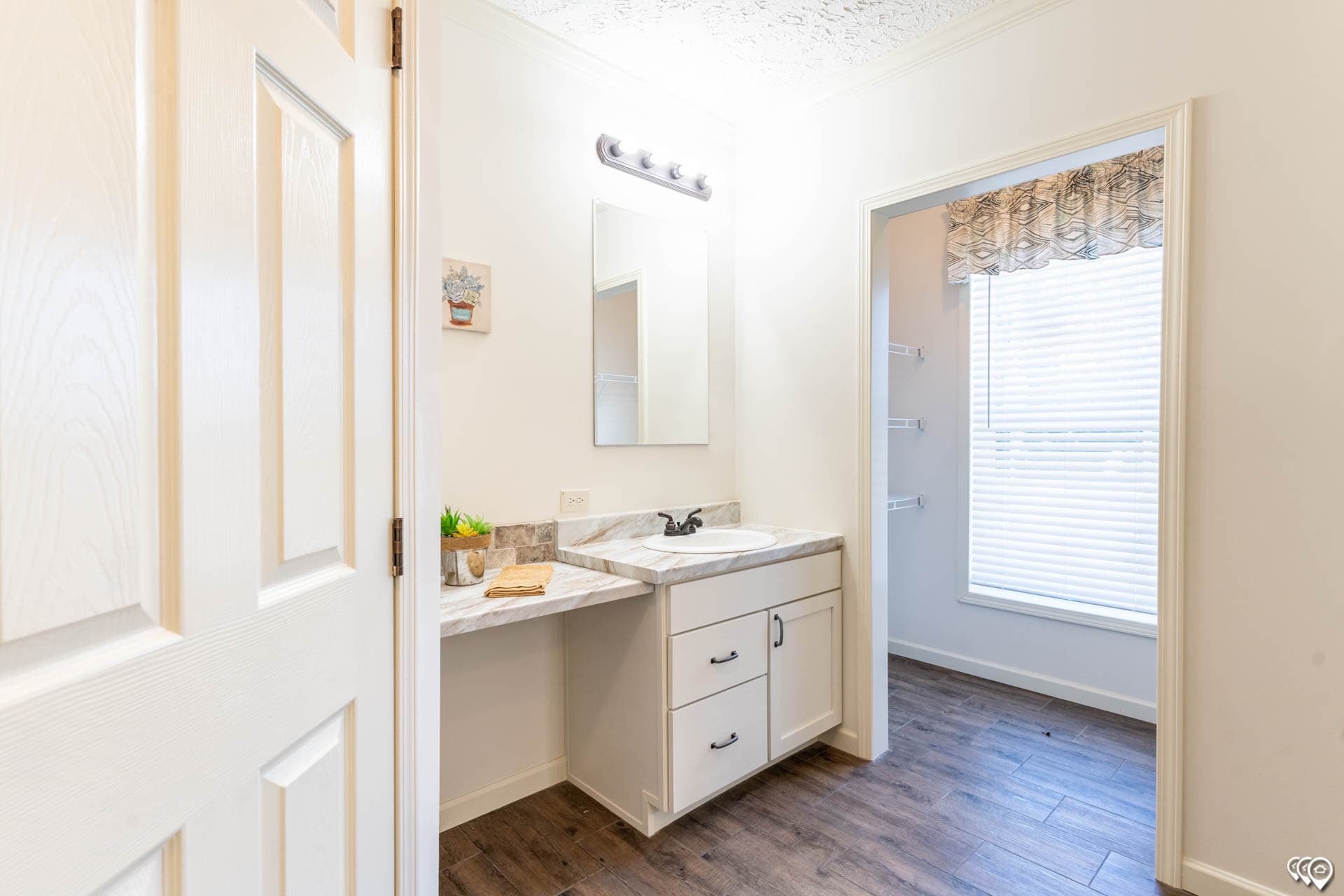 Aimon bathroom home features