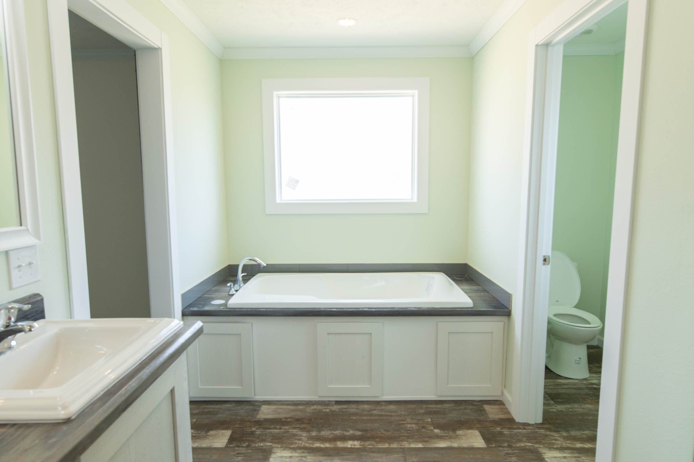 Lynn bathroom home features