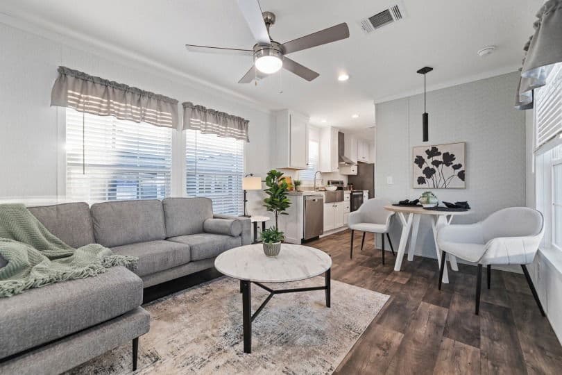 The rose 12401u interior home features