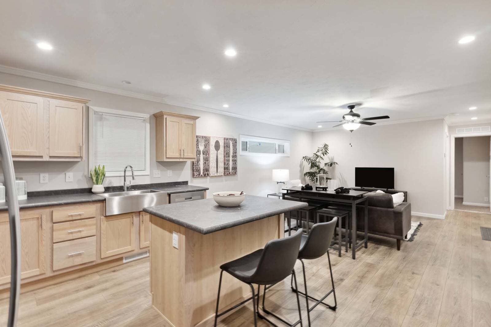 C819 kitchen home features