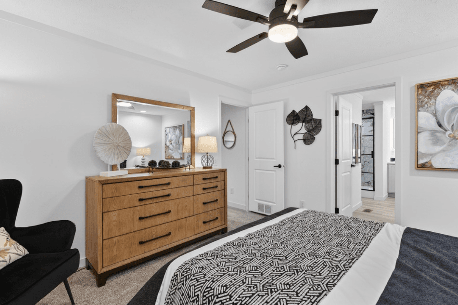 Aura 28644n bedroom home features