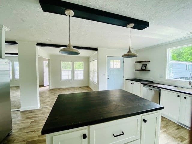 Country manor 32663m kitchen home features