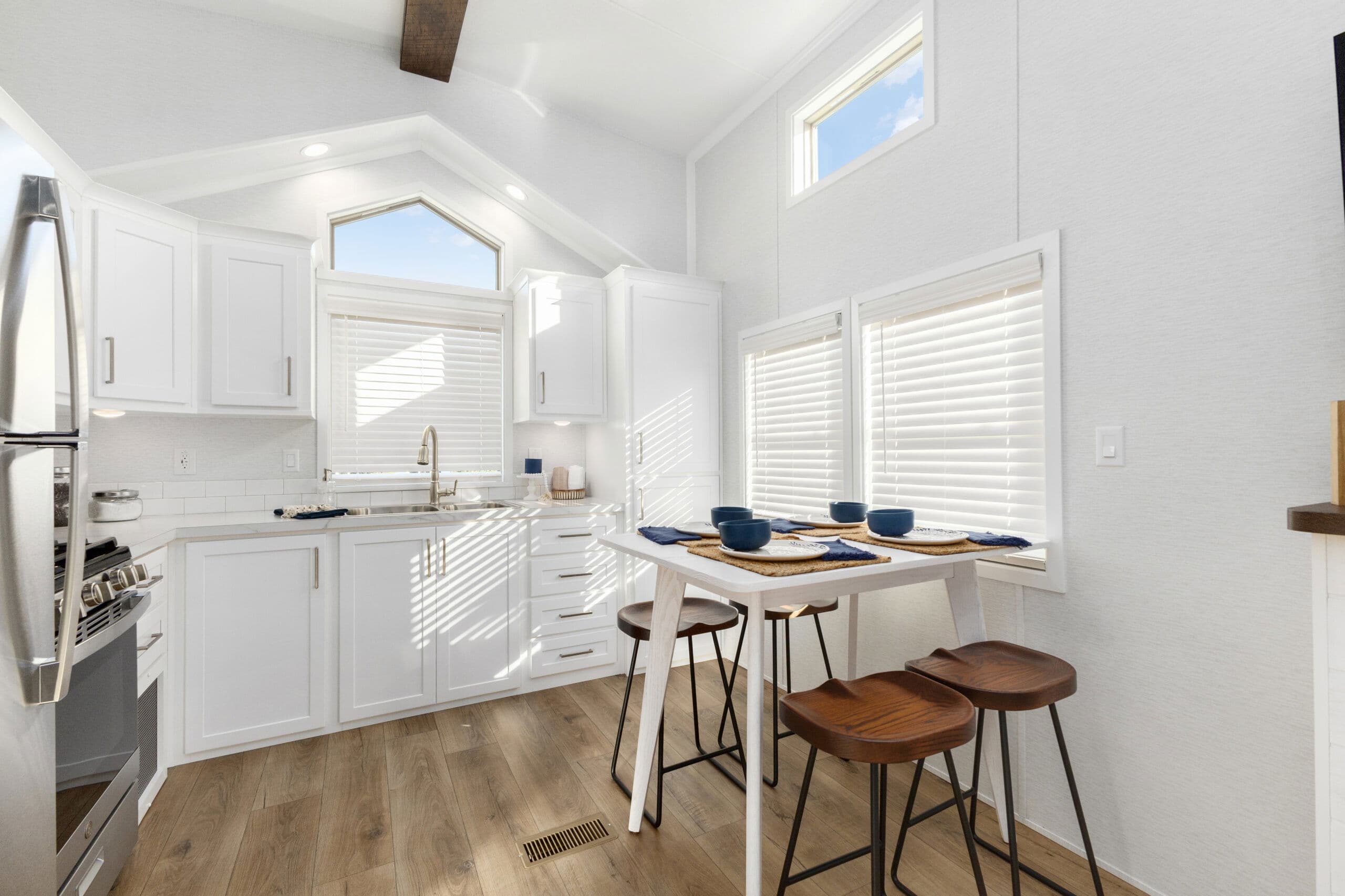 Lakeside 8155 kitchen home features