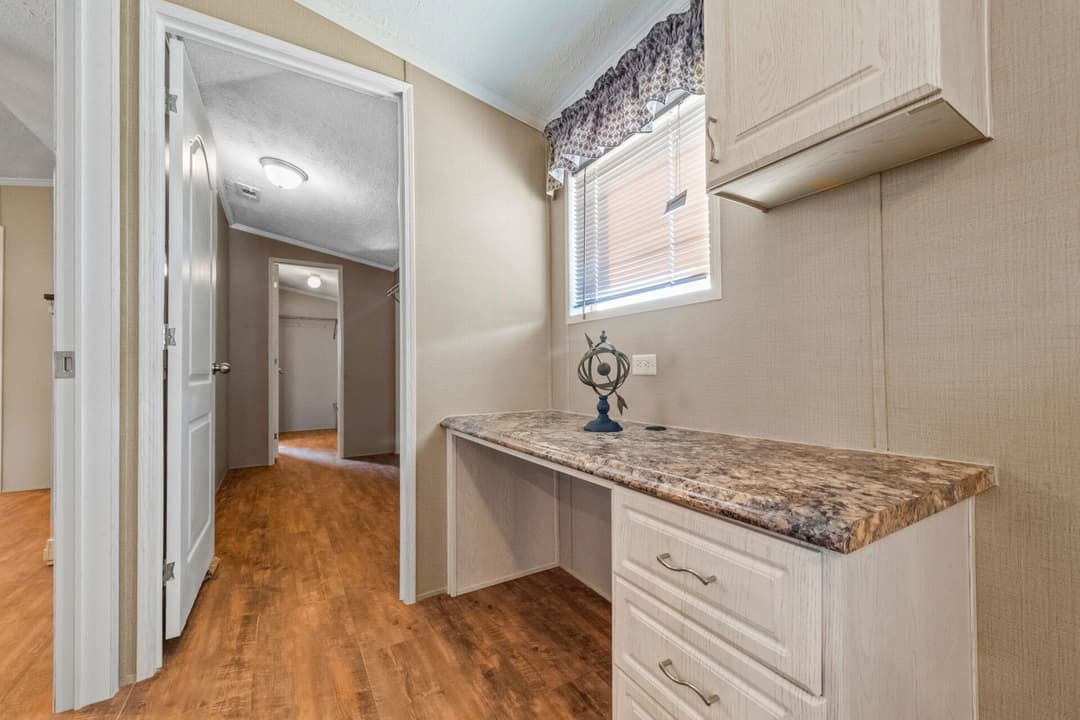 Ultra 18-wide h-18×80-32f interior home features